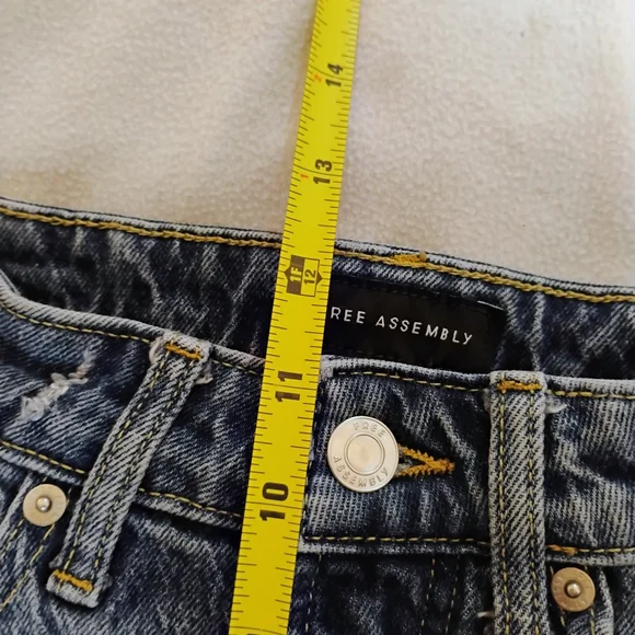 Stylish Distressed Blue Straight Leg Ripped Jeans for Women - Picture 13 of 14